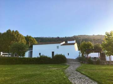 Casa rural para 4 personas, con piscina además de jardín y vistas, Se admiten mascotas en Marvão