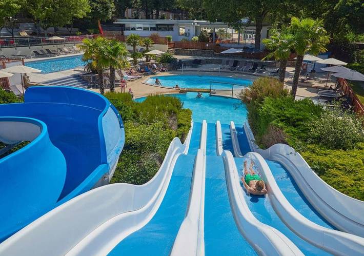Location de vacances pour 5 personnes, avec piscine et jacuzzi ainsi que terrasse et bassin pour enfant à Locunolé - 3