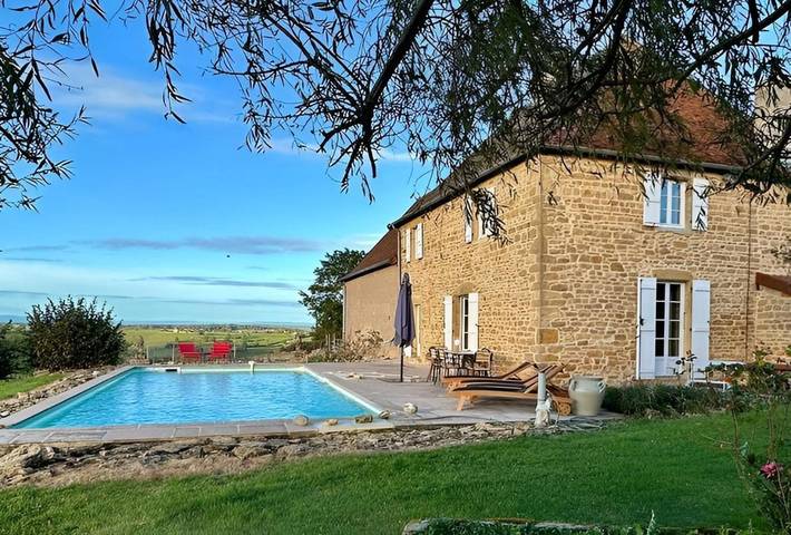 Location de vacances pour 8 personnes, avec piscine ainsi que jardin et terrasse à Saint-Julien-de-Civry