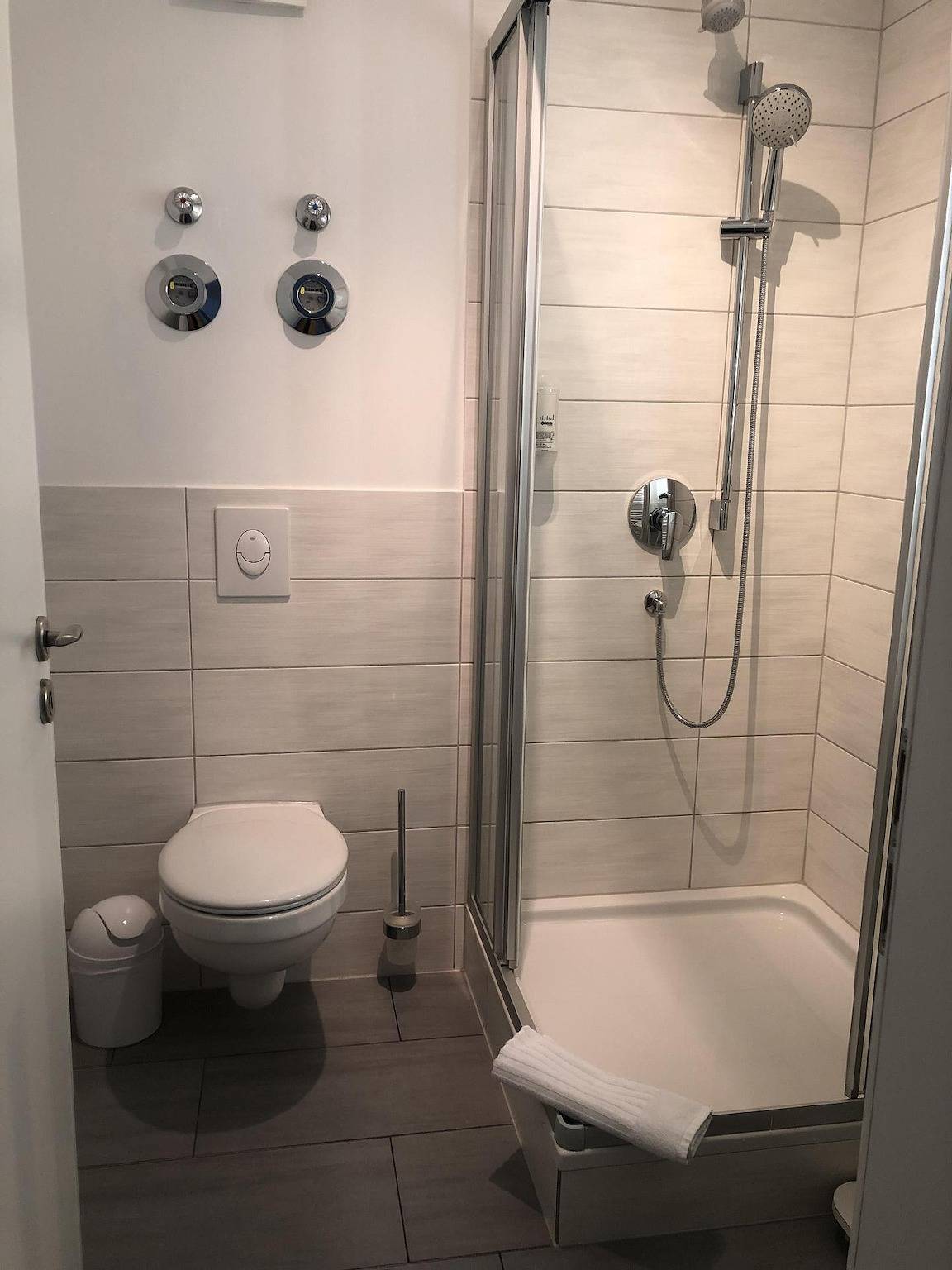 Ganze Ferienwohnung, Appartement in Rheinsberg mit  Seeblickbalkon in Rheinsberger See, Rheinsberg