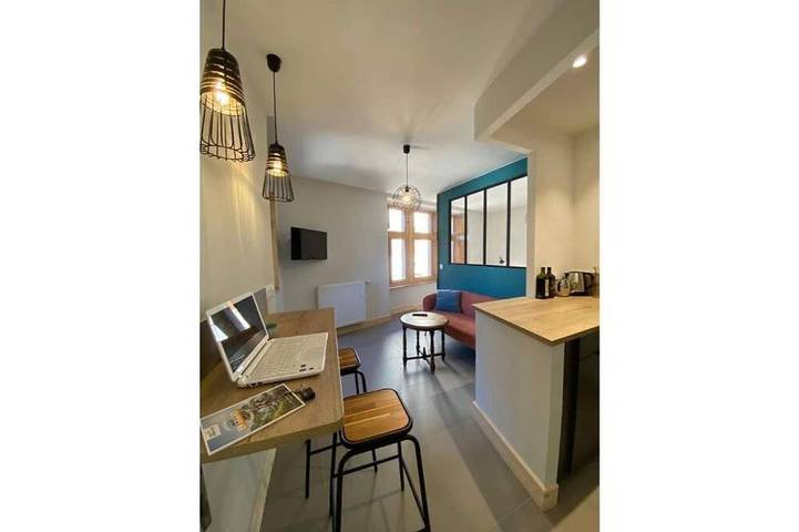 Gîte pour 3 personnes, avec Terrasse ainsi que Jardin et Piscine dans Cite Medievale de Conflans