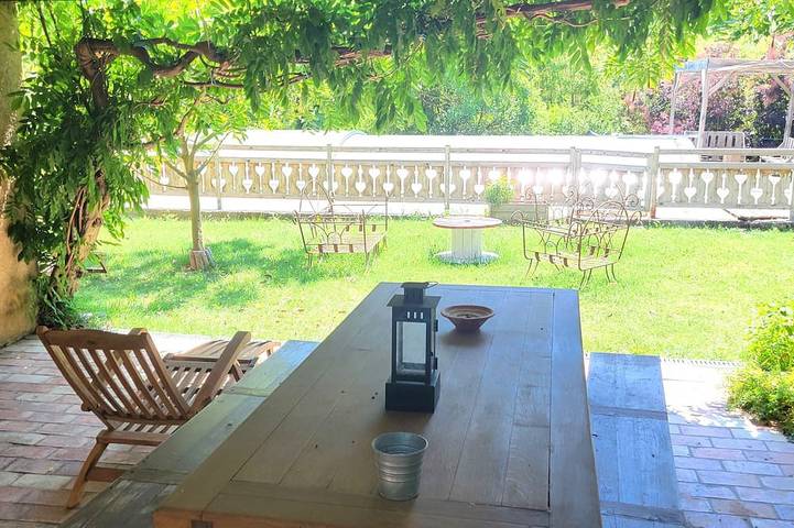 Entire apartment, Unusual gîte for 2 people in a 17th century tower in Forcalquier, Parc naturel régional du Luberon