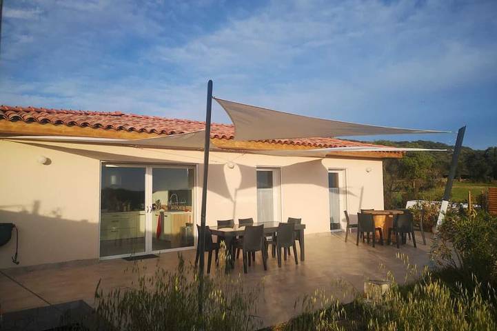 Location de vacances pour 6 personnes, avec jardin et terrasse en Corse-du-Sud