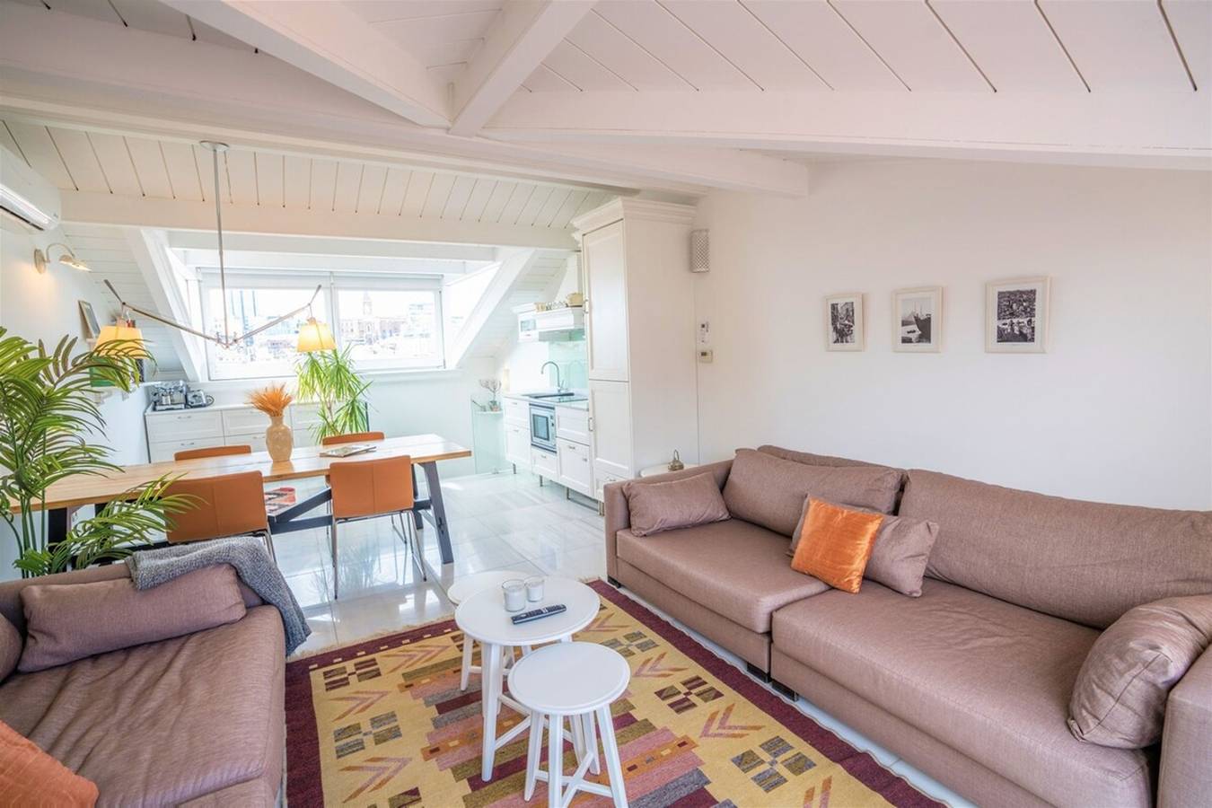 Appartamento intero, Modern City Hideaway with Terrace - Urban Luxury in Beyoğlu, Firuzağa Mahallesi