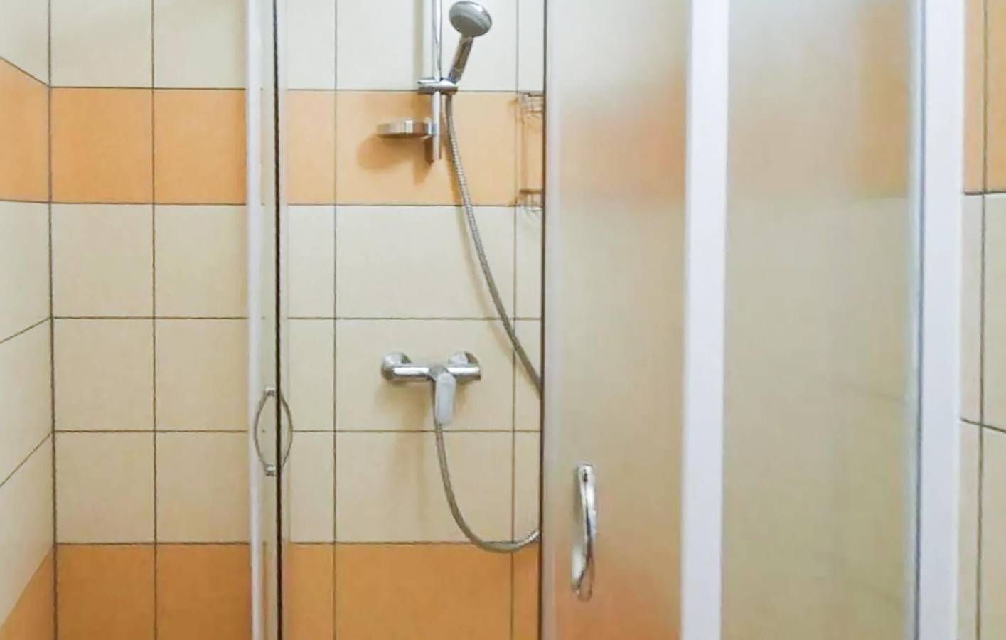 Ganze Ferienwohnung, Apartment mit Meerblick, Terrasse, Küche und Parkplatz in der Nähe des Strandes von Strobec in Stobrec, Split-Dalmatien