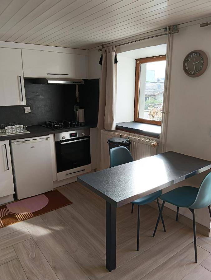 Appartement entier, Studio 4 personnes avec terrasse privée à Voglans in Voglans, Région de Chambéry