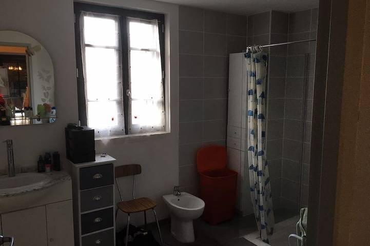 Apartamento entero, On the banks of the canal surrounding the town center, very bright apartment in Pamiers, Ariège