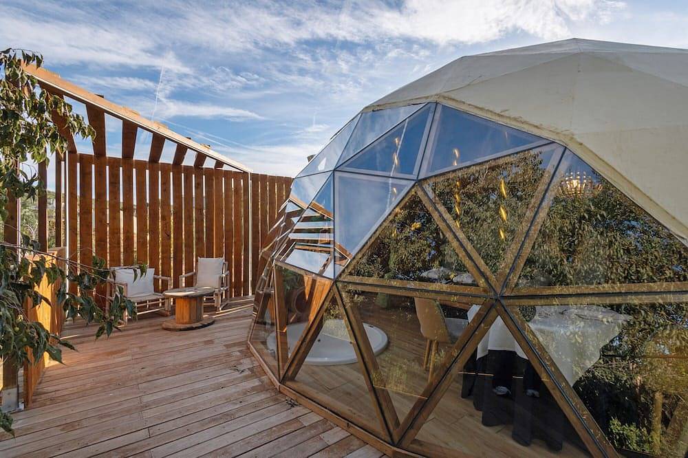 Entire apartment, Apartment 'Bubble Suites' with Mountain View, Wi-Fi and Air Conditioning in Canyelles (Barcelona), Garraf