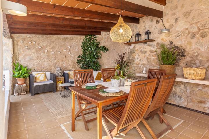 Charming Holiday Home "Bonavista" with Wi-Fi, Terraces & Mountain View; Parking Available in Pollença Town, Pollença