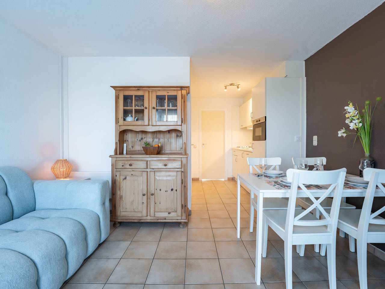 Entire apartment, Sirius with parking and shared pool in De Haan, Belgian Coast