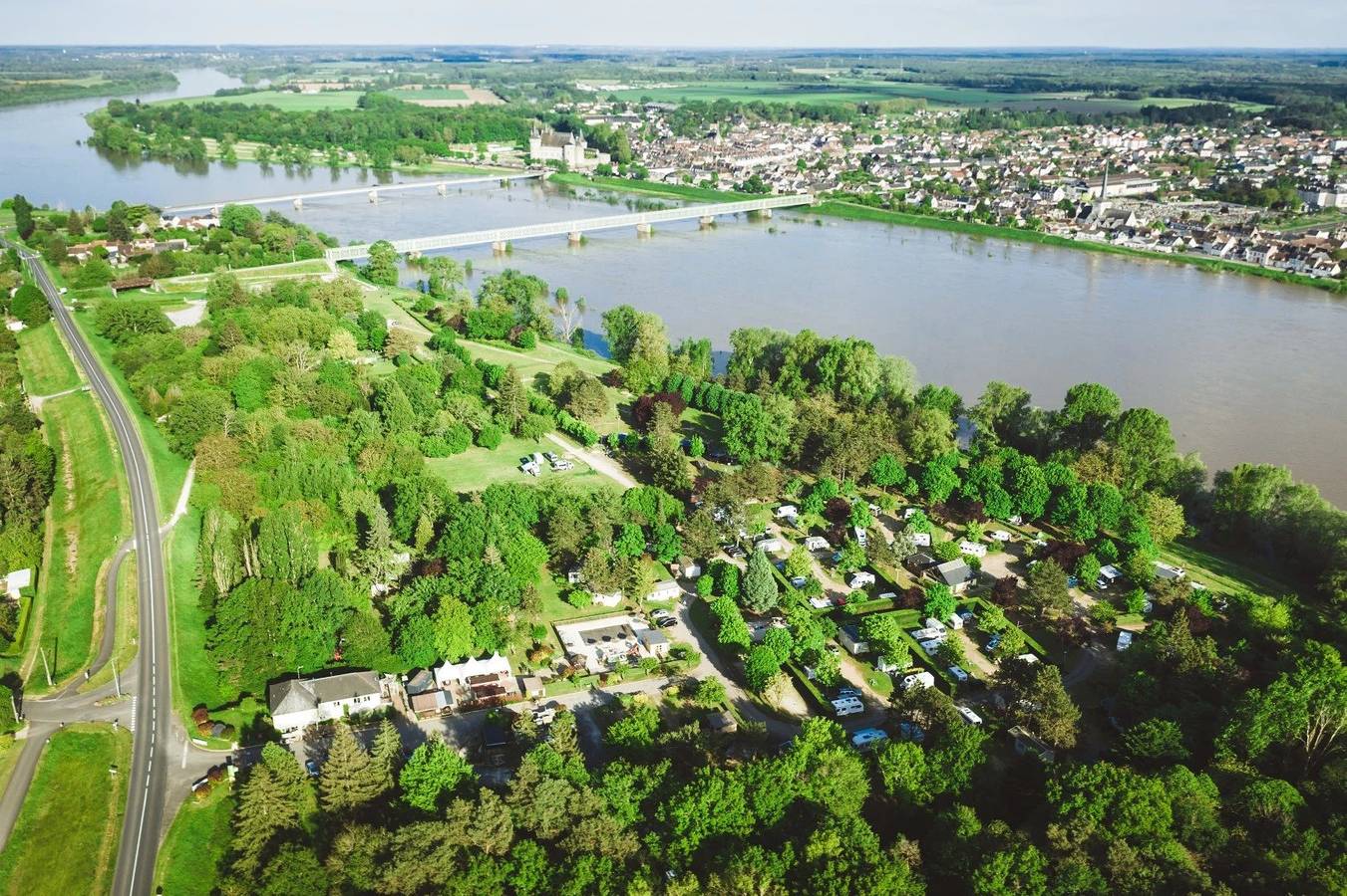 Zecamping 3 étoiles piscine chauffée locatif Tv clim 20m2 in Saint-Père-sur-Loire, Vallée de la Loire