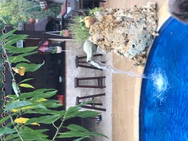 Location de vacances pour 6 personnes, avec vue ainsi que piscine et terrasse à Condat-sur-Vézère