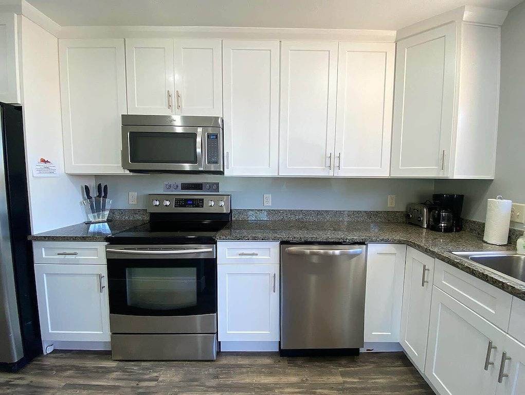 Family Home in Kanab w/ private Hot Tub, Near Zion in Kanab, Grand Staircase Escalante National Monument