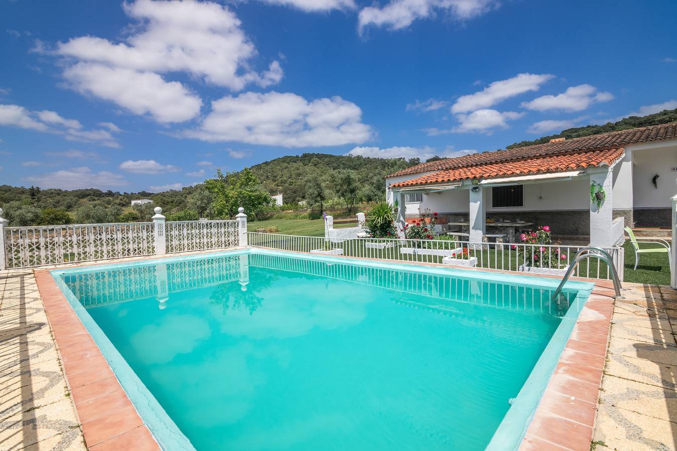 Villa « La Blanca de Aroche » : vue montagne, piscine privée et Wi-Fi in Aroche, Sierra de Aracena