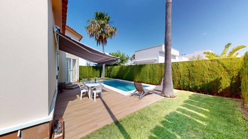 Villa für 4 Personen, mit Terrasse und Garten in Oliva