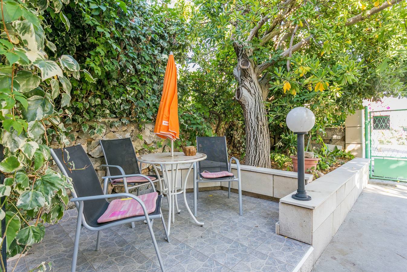 Ganze Wohnung, 1-Zimmer-Ferienwohnung mit Terrasse Seget Vranjica (Trogir) A-1038-c in Seget Vranjica, Split-Dalmatien