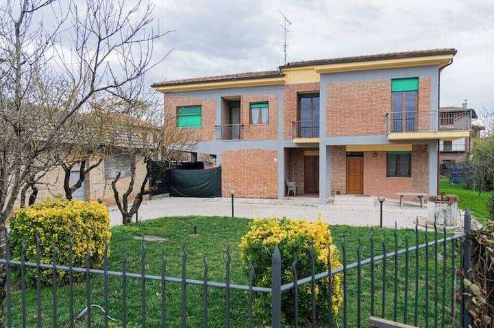 Casa vacanza per 6 persone, con balcone e giardino in Buonconvento