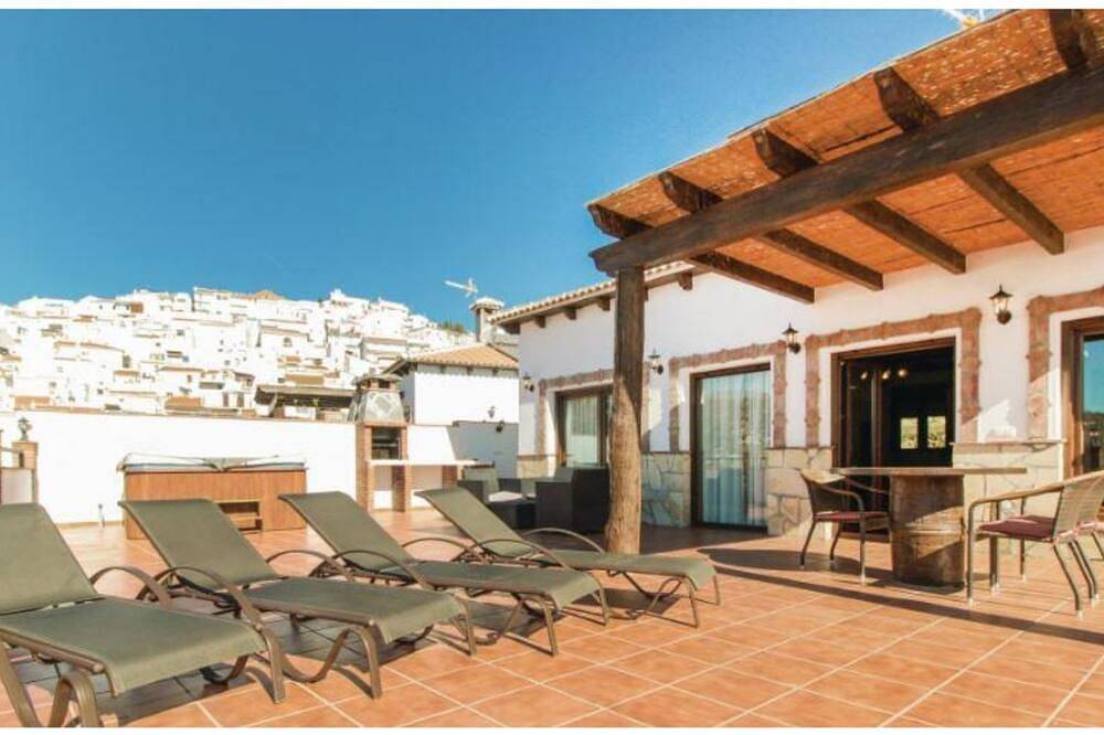 Villa Lucia Posada La Plaza in Canillas de Albaida, Málaga Province