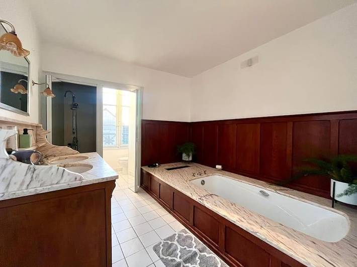 Location de vacances pour 24 personnes, avec jardin et piscine ainsi que vue et terrasse à Villeneuve-sur-Yonne - 2