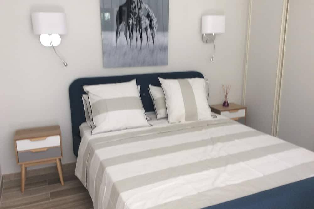 Entire apartment, Air-conditioned studio with charming little garden in Villeneuve les Avignon in Villeneuve-lès-Avignon, Nimes region