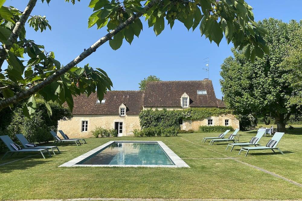 Person family home in Perche with heated pool and tennis court in Rémalard-en-Perche, Parc naturel régional du Perche