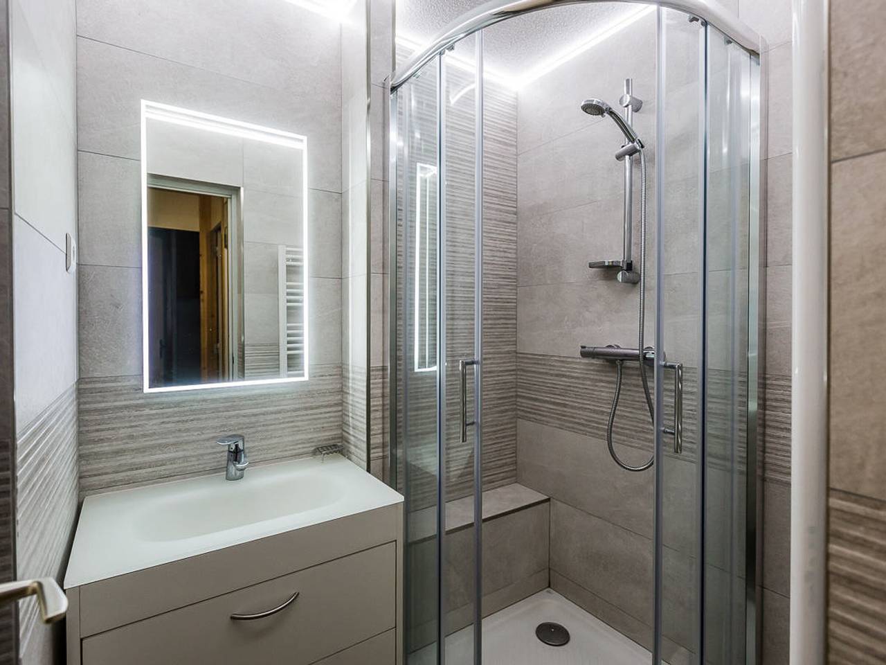 Estudio entero, Estudio renovado 3 estrellas, 4/5 pers, cerca de pistas, balcón, parking in La Plagne, Bellentre