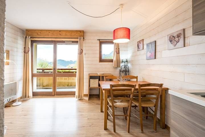 Entire studio, Studio Apartment '5 - L'Épilobe' with Mountain View, Shared Garden and Wi-Fi in Cohennoz, Albertville region