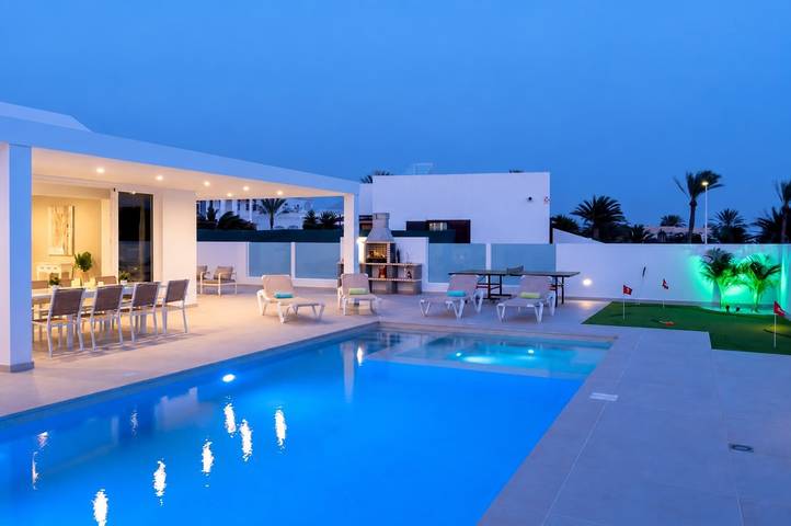 Ferienvilla 'Villa Esmerad' mit Bergblick, WLAN und Klimaanlage in Playa Blanca, Yaiza
