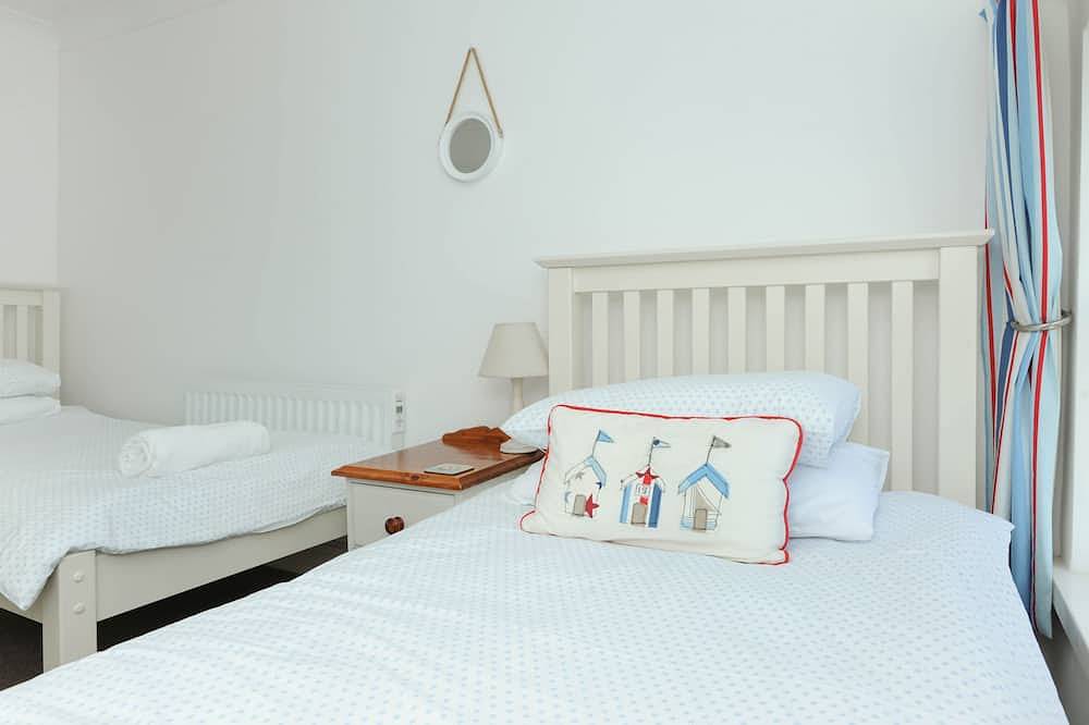 Viking View - sleeps 4 guests  in 2 bedrooms in Botany Bay, Kent