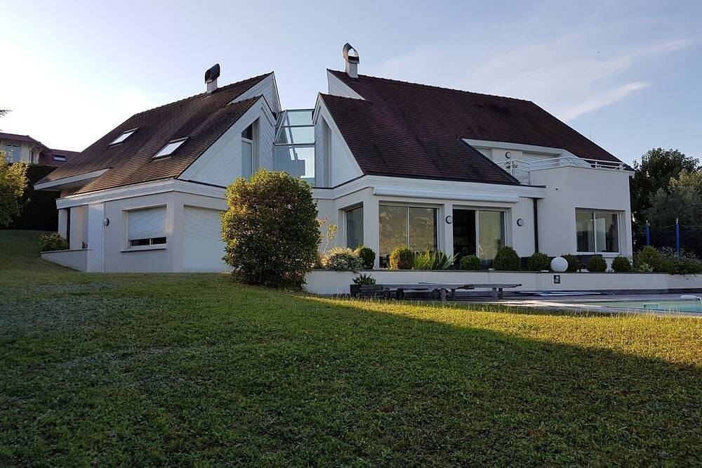 With its feet in the water, this superb contemporary villa in Mérignac, Bordeaux region