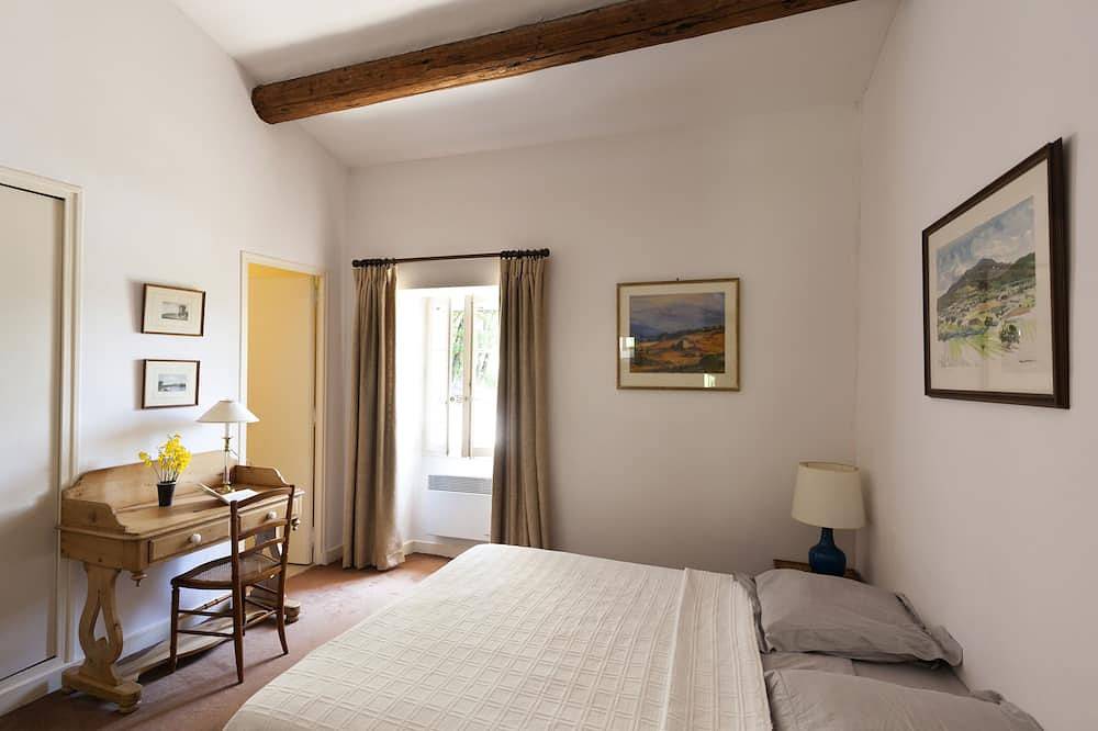 Lovely quite house in Provence/Luberon with large pool, views and gardens in Goult, Regionaler Naturpark Luberon
