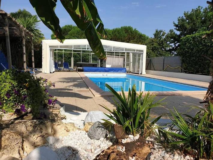 Location de vacances pour 4 personnes, avec terrasse ainsi que piscine et jardin, animaux acceptés à Meursac