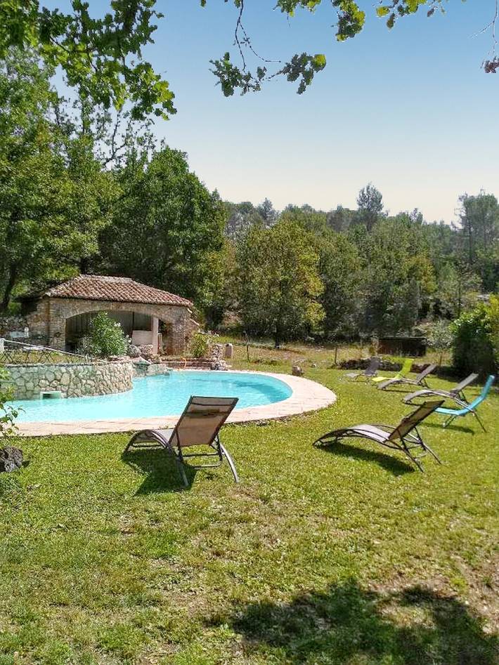 Location de vacances pour 9 personnes, avec piscine et terrasse, animaux acceptés à Montferrat
