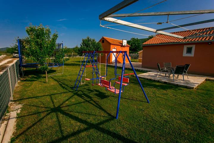 Ferienhaus für 5 Personen, mit Balkon/Terrasse und Pool