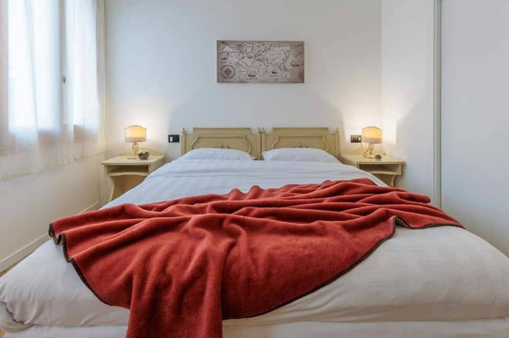 ✨ Elegant Room in the Heart of Mirano – Comfort, Style & Perfect Location ✨🛏️ Bedroom – Elegance & Comfort The tastefully furnished bedroom welcomes you with a double bed featuring a high-quality mattress, designed to guarantee a restful sle in Mirano, Venice Province