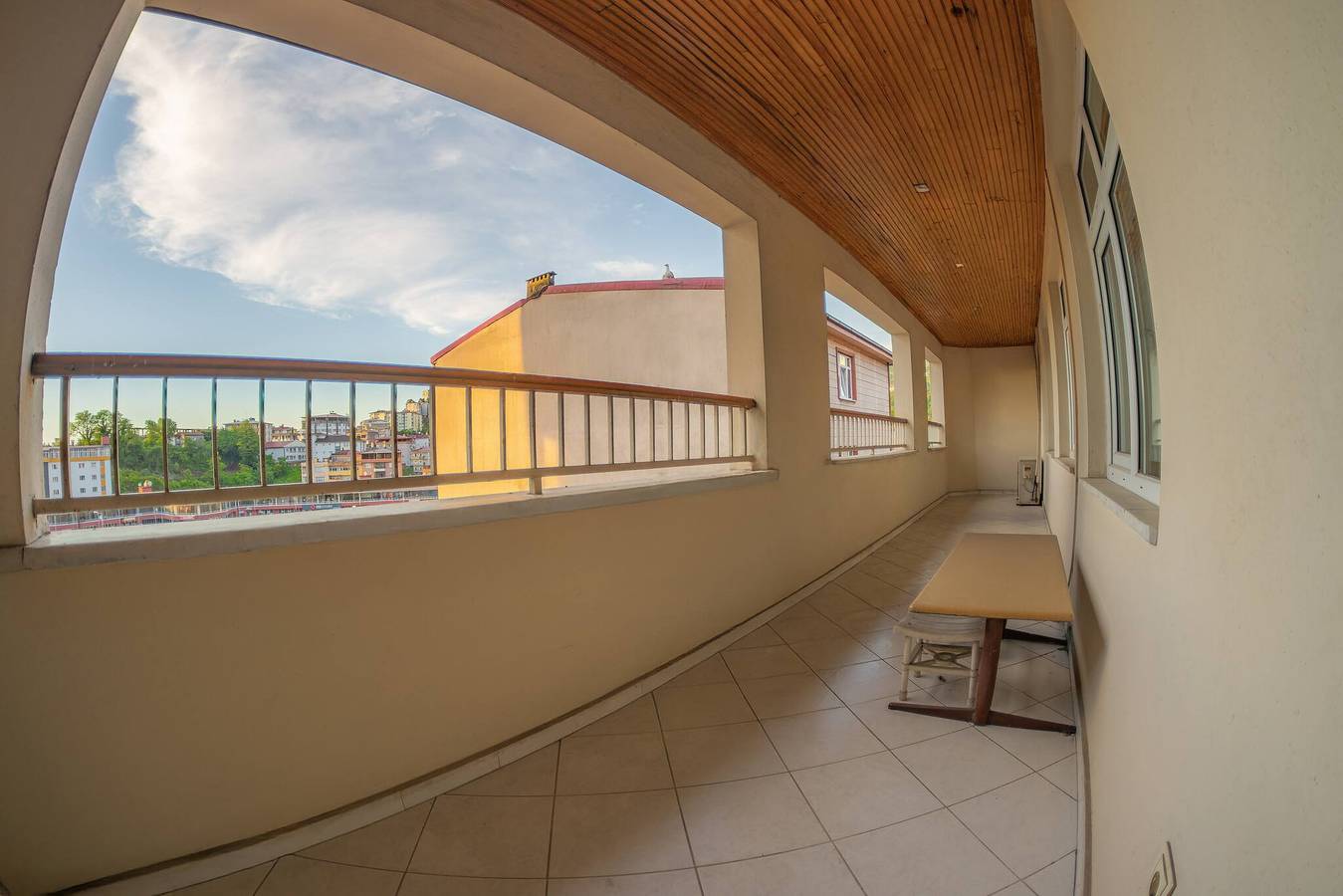 Großzügige Hopa Suite mit Blick auf die Stadt in Hopa, Schwarzmeerregion