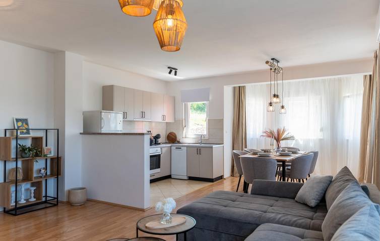 Geräumige 200 m² große Ferienwohnung mit Pool, WLAN und Parkplatz in der Nähe des Flusses Cetina in Bajagić, Dalmatinisches Zagora