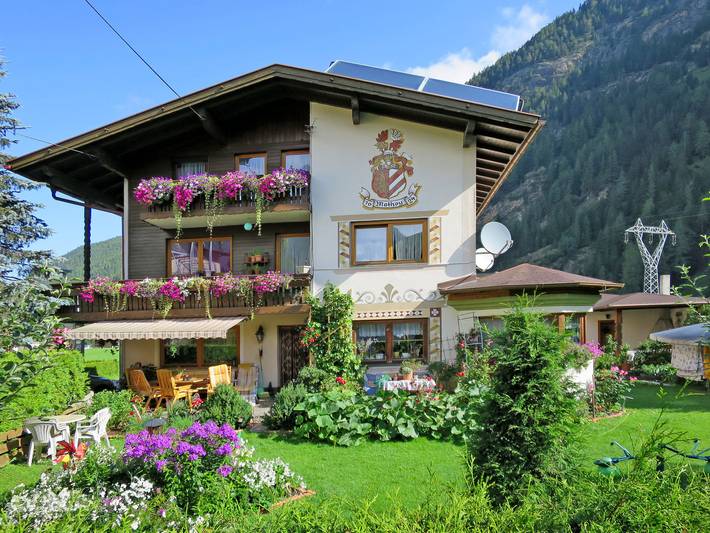 Ferienwohnung für 10 Personen, mit Garten und Balkon in Längenfeld