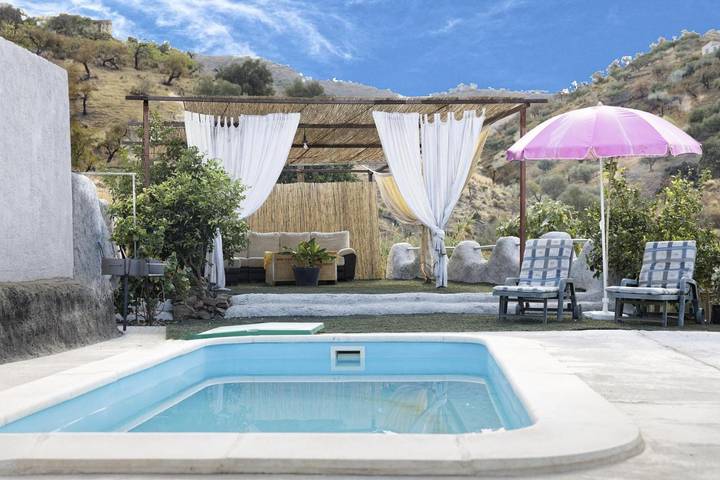 Alojamiento y desayuno para 4 personas, con Terraza además de Piscina y Vistas en Arenas