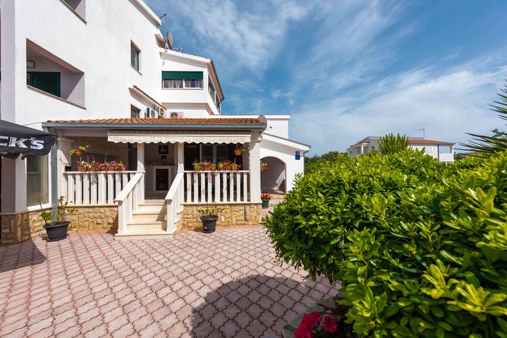 Ferienwohnung für 4 Personen, mit Balkon und Pool sowie Ausblick in Dalmatien - 2