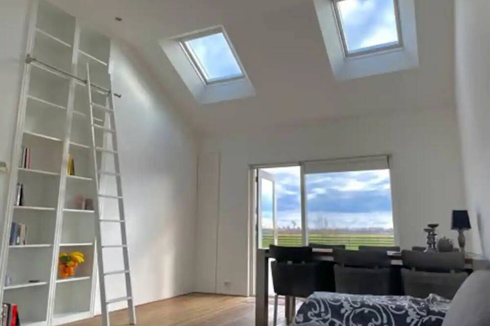 Sweet little home on the water with a fireplace in Berkhout, Markermeer