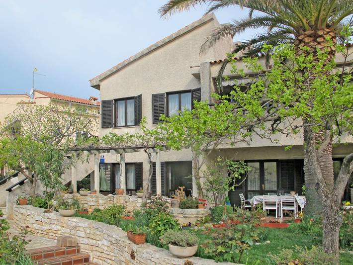 Ferienwohnung für 5 Personen, mit Terrasse und Garten in Pjescana Uvala