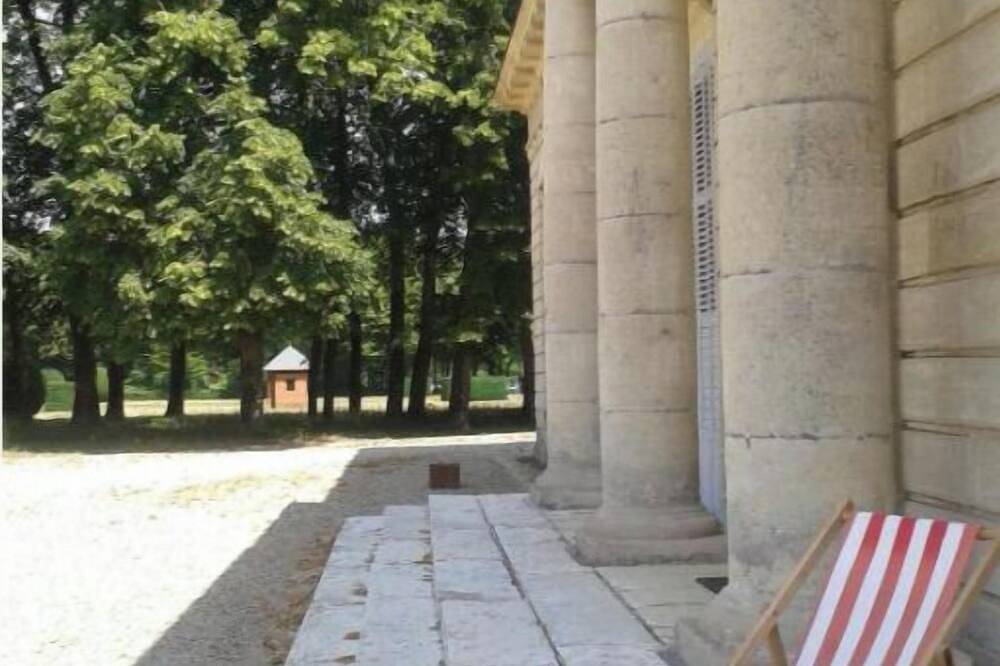 Château de Bressey & its Orangery in Bressey-sur-Tille, Región de Dijon