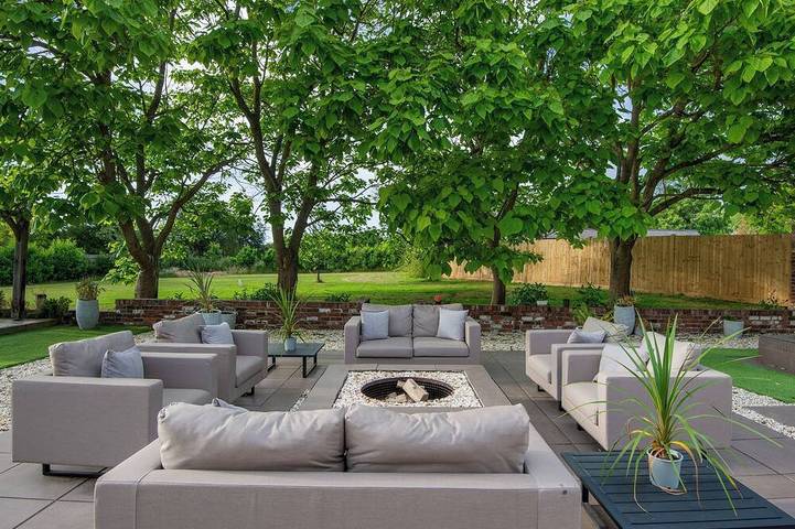 Cottage for 16 people, with hot tub and garden in Kent