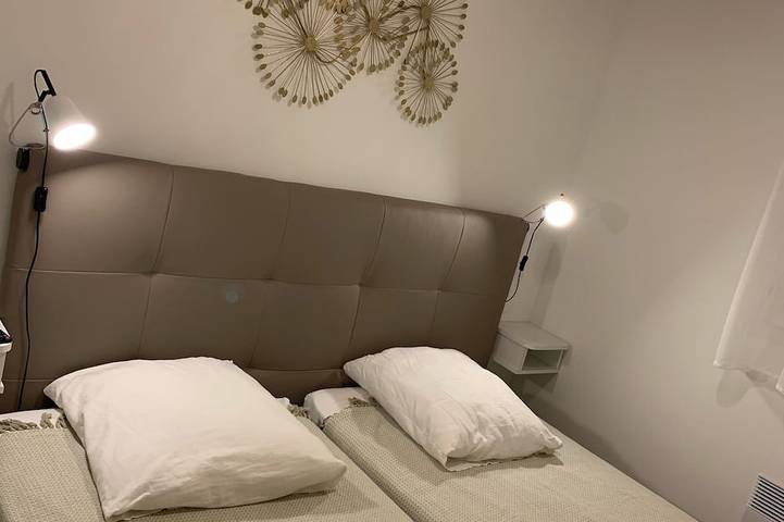 Ganze Wohnung, Prächtige neue 3-Zimmer-Wohnung im Erdgeschoss mit vollem Komfort, Zugang zum Strand und Pool in Marine de Bravone, Linguizzetta