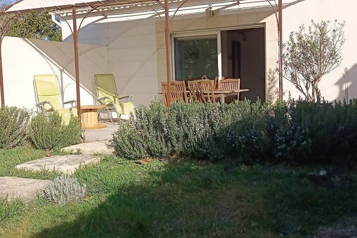 Gîte pour 4 personnes, avec Terrasse ainsi que Jardin et Piscine