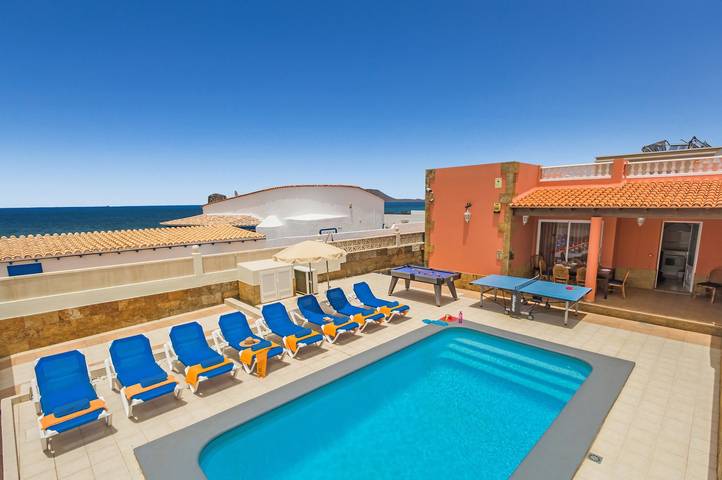 Cheap villa for 8 people, with garden in Corralejo