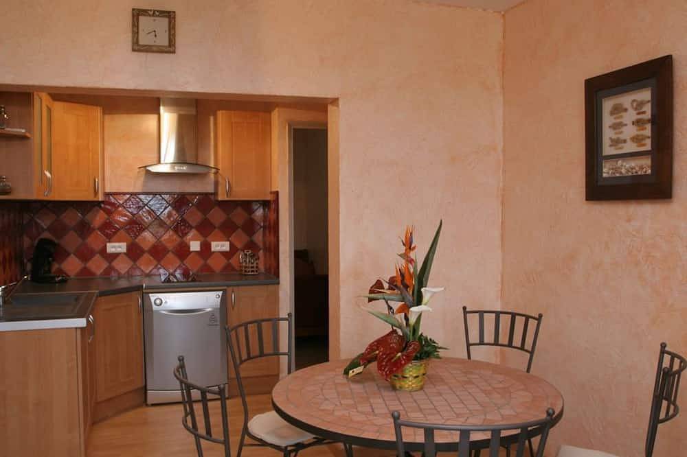 Charming cottage with infinity pool in provencal farmhouse in Caromb, Parc naturel régional du Mont-Ventoux