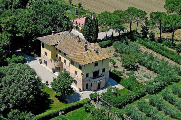 Villa for 18 people, with balcony and garden in Perugia