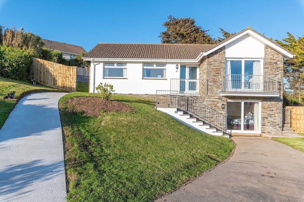 Entire apartment, The focal room of this light and airy property is the open plan living area with patio doors leading in Woolacombe, Devon
